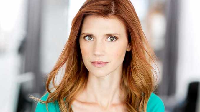 Julie-McNiven-photo Julie McNiven