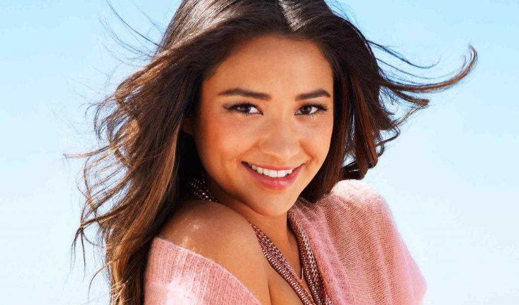 Shay Mitchell Bio, Net Worth, Height, Boyfriend, Body, Affair, Married & Ethnicity