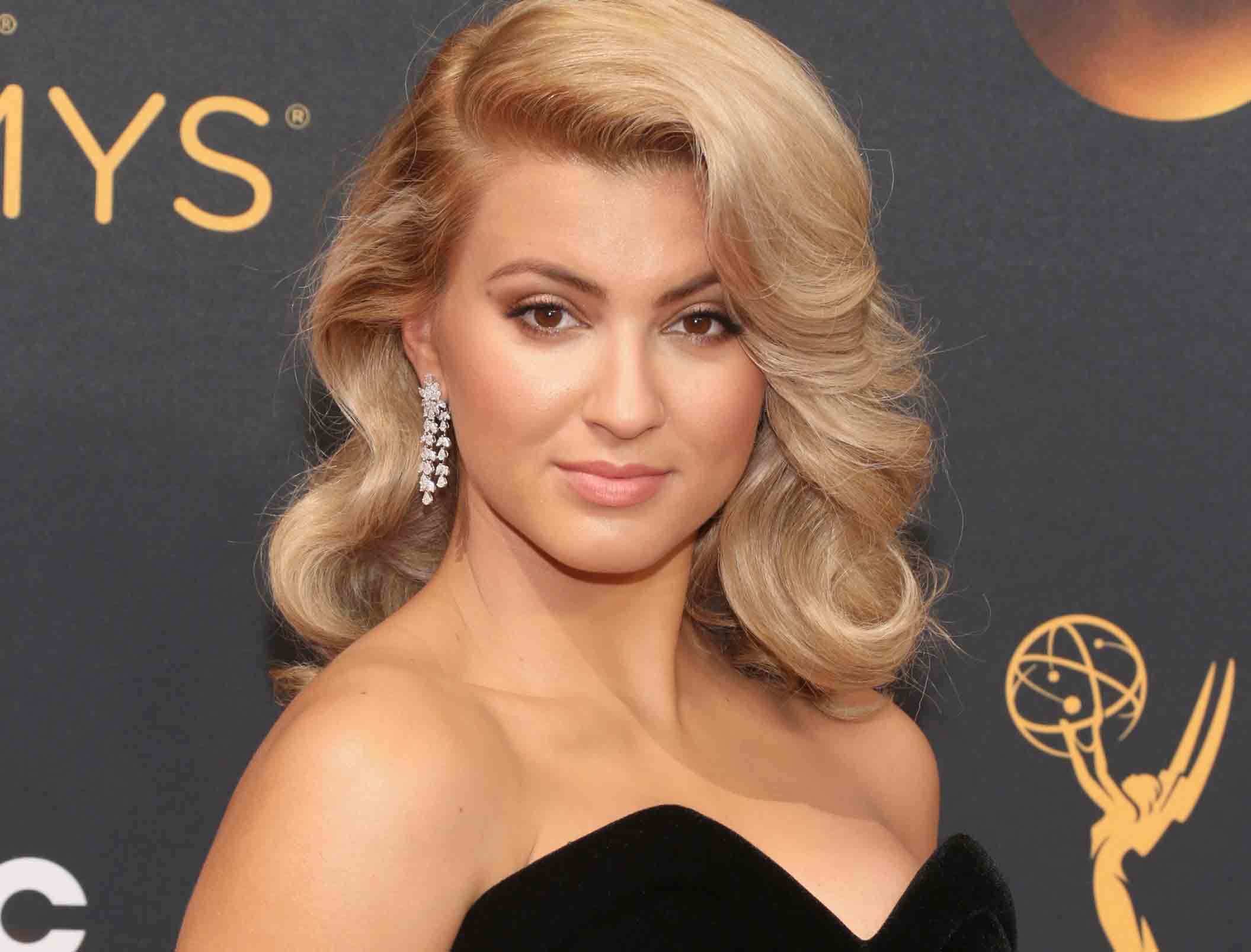 Tori Kelly Photos Bio Net Worth Height Boyfriend Body Affair