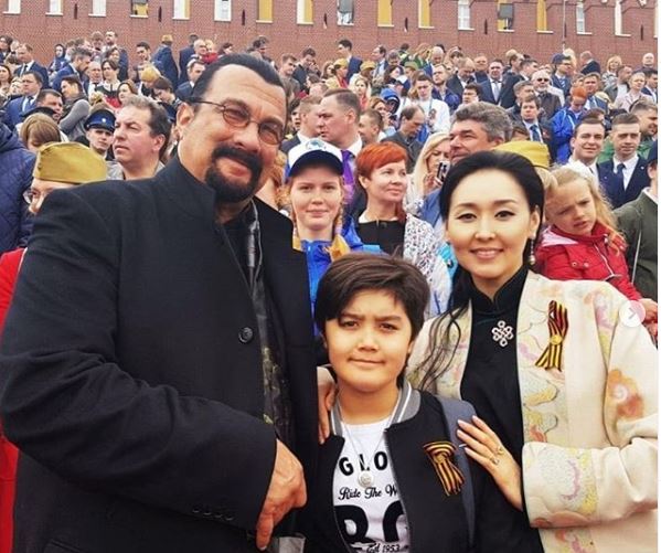 Erdenetuya Seagal com seu filho marido