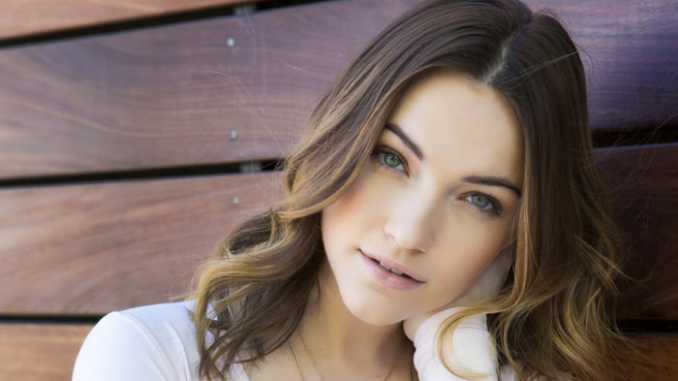 Violett Beane