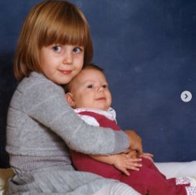 Kristen Vangsness with her sister, Amy in her childhood