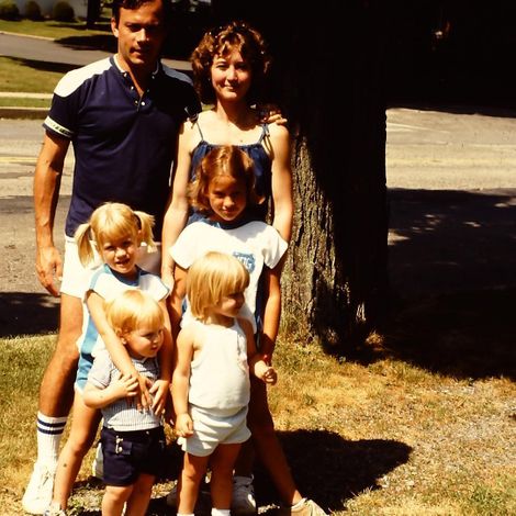 Sara Haines'with her parents & siblings