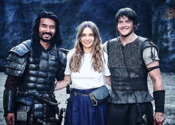 Alex MacNicoll with her co-stars, Image Source: Instagram