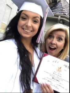 Allison Rosati célébrant la remise de diplôme de sa fille de la Montini High School