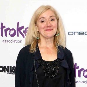 Sophie Thompson in red carpet.