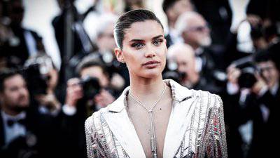 Sara Sampaio Bio, Net Worth, Dating, Boyfriend, Height