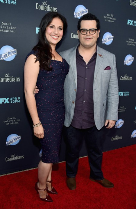 Josh Gad with his wife in the red carpet 