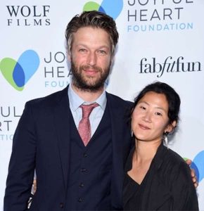 Lisha Bay with her husband in an award function.