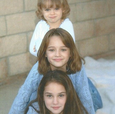 Kelli King with her sisters Joey king and Hunter king,