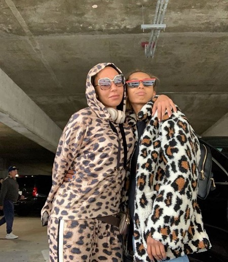 phoeni with her mother during shopping