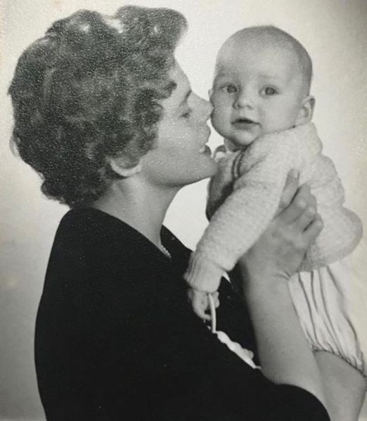 Childhood photo of Samara Weaving with her mother.