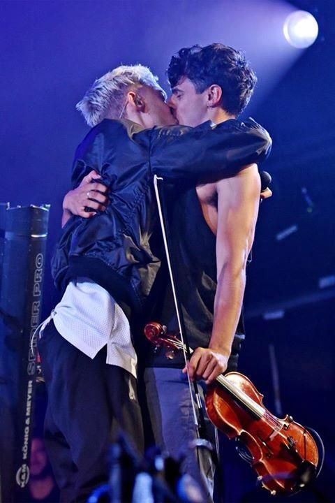 Neil and Olly kissing