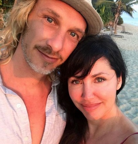 Bobbie Phillips with her husband in florida beach, DailyEntertainmentNews