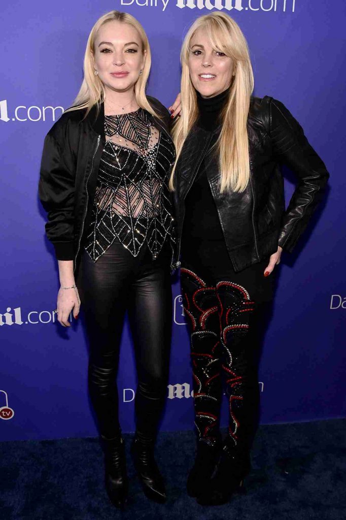 Dina Lohan with her daughter, Lindsay Lohan in the red carpet.