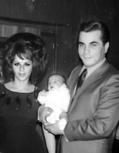 John Gotti with huis wife and their baby