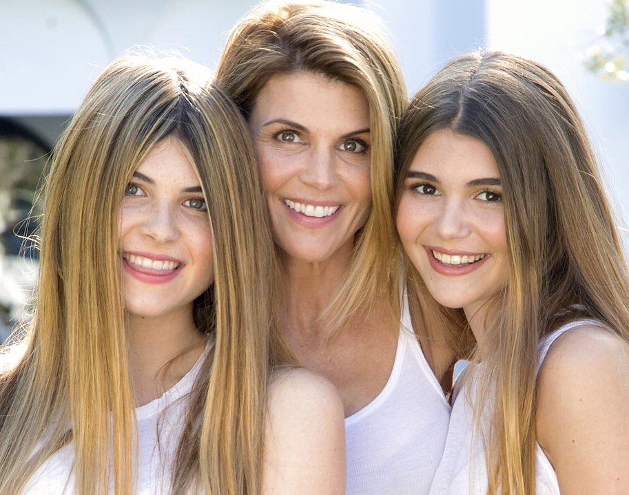 Lori Loughlin Bio, Daughter, Husband, Full House, House, & Net Worth