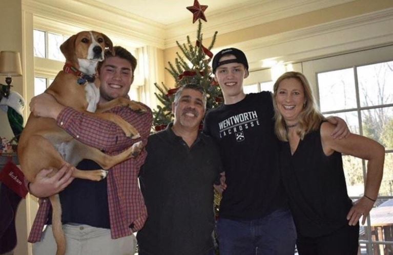 Célébration de Noël : Gary Dell'Abate avec sa femme, Mary Caracciolo, ses deux fils, Jackson, Lucas, et leur chien de compagnie.