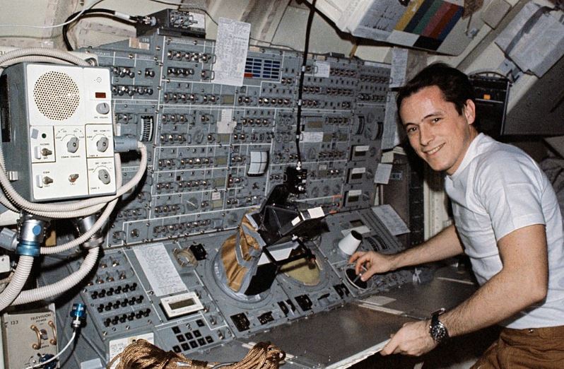 Edward Gibson working at the Apollo Telescope Mount console in the Skylab Multiple Docking Adapter.