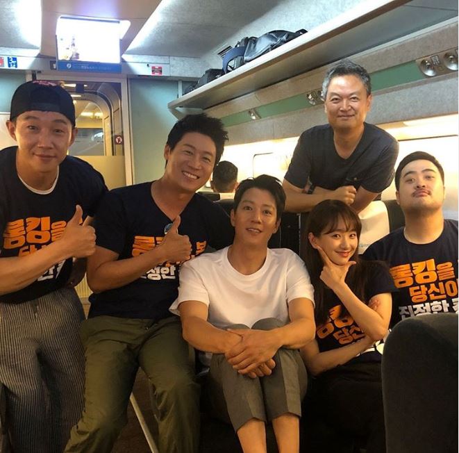 Kim Rae-won with his friends flying on the airplane.