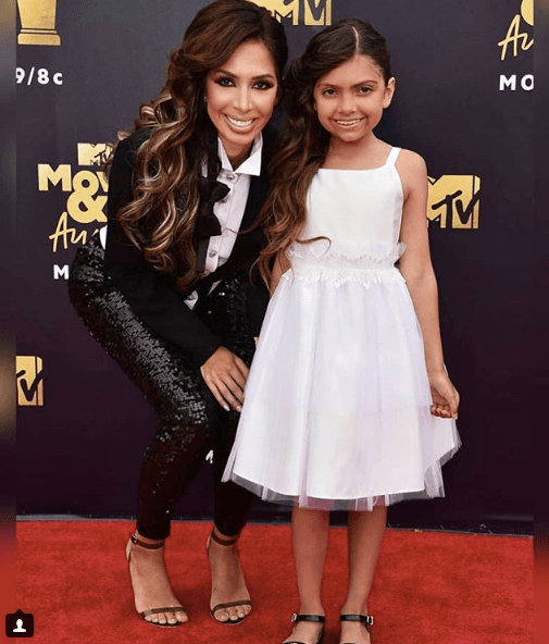 Sophia Abraham along with her mother in the red carpet