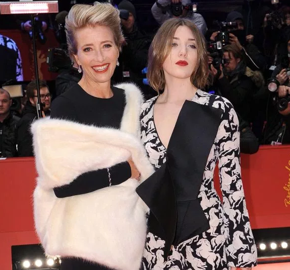 Gaia Romilly Wise with her mother Emma in the red carpet
