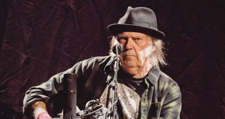 Neil Young Bio, Tour, Songs, Age, Net Worth & Spouse