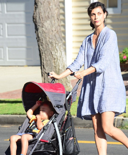  Morena Baccarin currying her child in the street