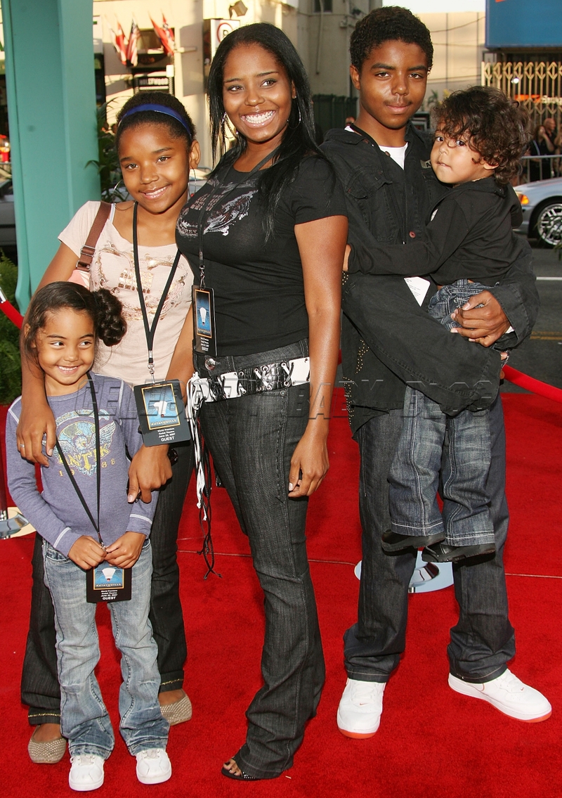 Shar Jackson in the red carppet along with her children
