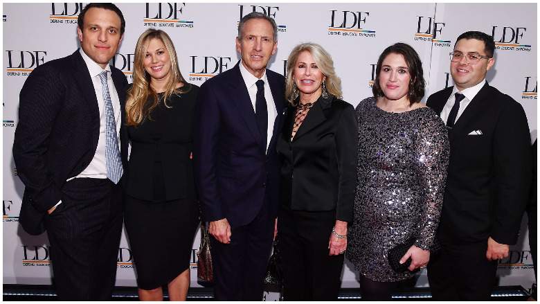 Photo of Howard Schultz with his wife and their children.