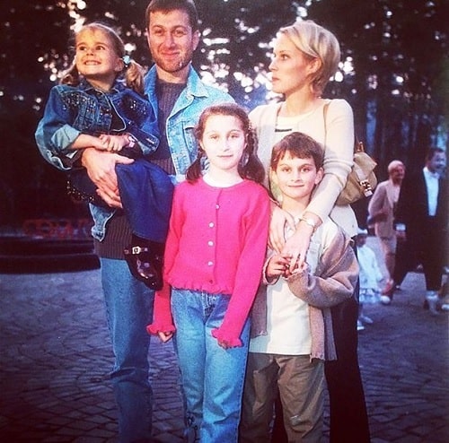 Ilya Abramovich's siblings with their parents