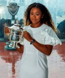 Naomi posing with her US Open title.