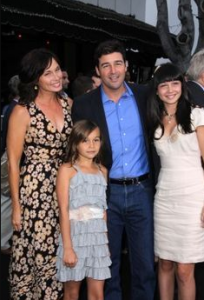 Kyle Chandler with his wife and two daughters.