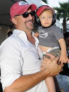 Liam Costner med sin far Kevin Costner i tidlig alder. Bilde