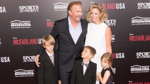 Kevin Costner med sin nåværende kone og tre barn.Kevin Costner med sin nåværende kone og tre barn. Image Source: Closer Weekly