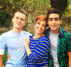 Elisabet took a picture with her co-stars Omar and Aron