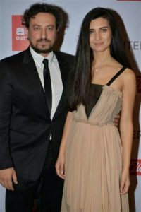 Tuba took a picture with Onur during an event