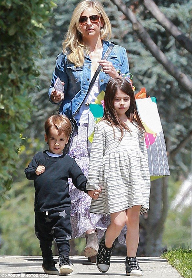 Sarah Michelle Gellar with her children