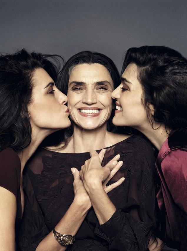Ángela Molina with her daughters